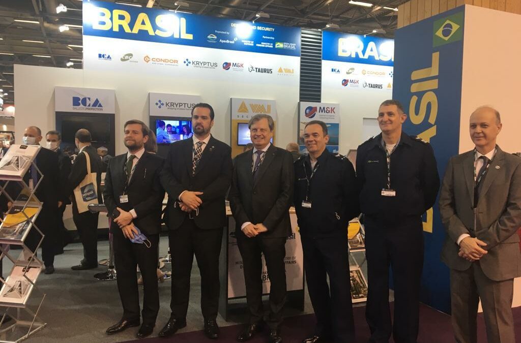 O embaixador do Brasil na França, Luís Fernando Serra, com representantes da ABIMDE, Apex e Ministério da Defesa