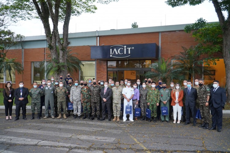 Comitiva de adidos e representantes de MD visita a IACIT, em São José dos Campos