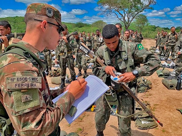 Exército Brasileiro - Durante as instruções no campo, todo soldado