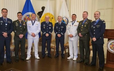 Oficiais brasileiros comemoram conclusão de mestrado pelo Colégio Interamericano de Defesa
