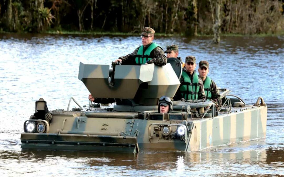 Batalhão de Infantaria utiliza Blindado VBTP M113-BR em transposição de curso d'água