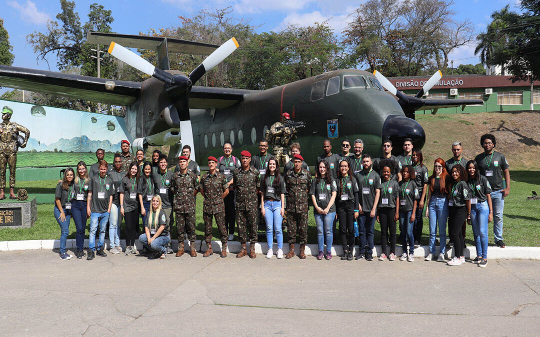 Conheça seu Exército: universitários visitam Brigada Pára-quedista no RJ