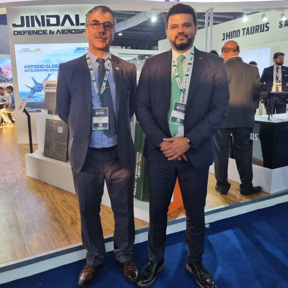 O Cel Antonio Ribeiro (esq), da ABIMDE, e o Sr. Anirudh Sharma, do escritório da ApexBrasil em Dubai