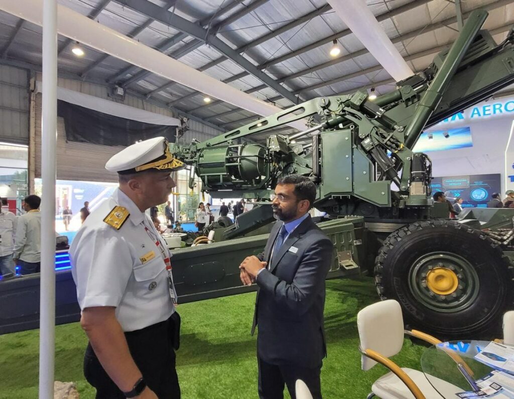 O contra-almirante Vagner Belarmino visita a DefExpo 2022 - Foto: Divulgação Ministério da Defesa