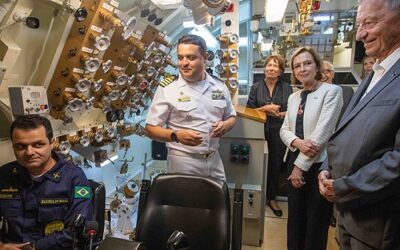 Almirante francês conhece simulador da Firjan SENAI