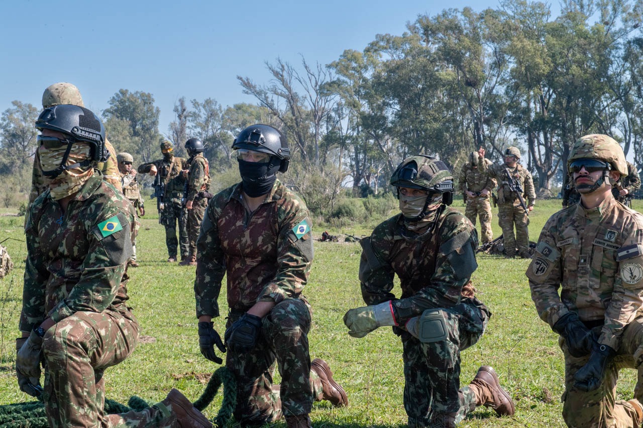 Tropas do Exército Brasileiro verificam prontidão para exercício  internacional - DefesaNet