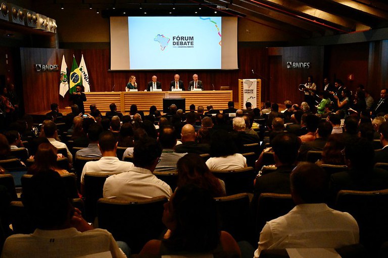 “Não tem desenvolvimento sem crédito”, diz Alckmin em evento do BNDES e da ABDE